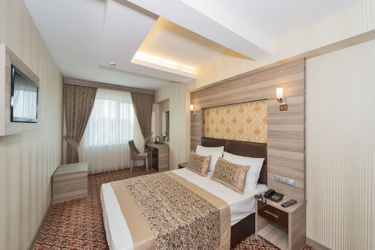 Kara Manzaralı Oda / French Bed — 1. galeri görseli