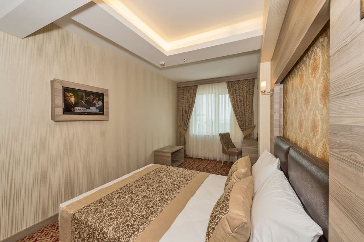 Kara Manzaralı Oda / French Bed — 2. galeri görseli